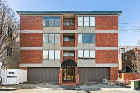 Sleek Furnished City-View Apartment in the Heart of Richmond - Photo 4