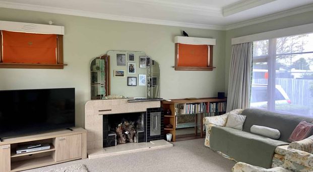 Very Cute Fully Furnished Retro Styled Bungalow Situated On Gorgeous Garden Setting! - Photo 1