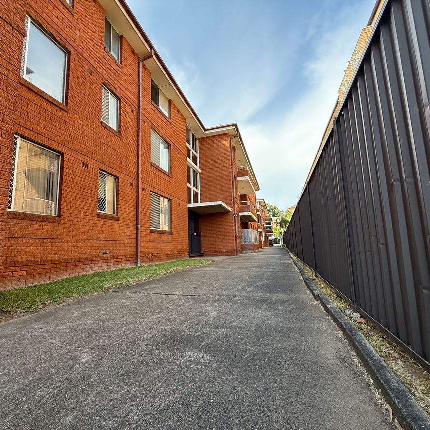 Ground Floor&comma; Two Bedroom Unit&excl; - Photo 1