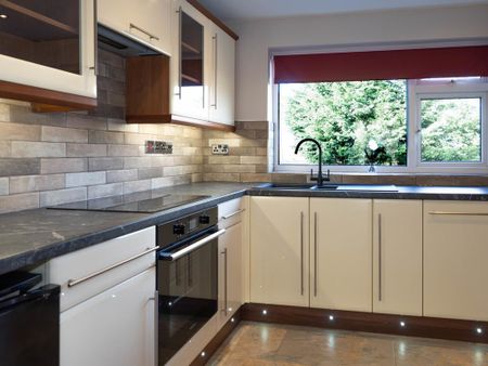 3 bedroom semi-detached house to rent - Photo 5