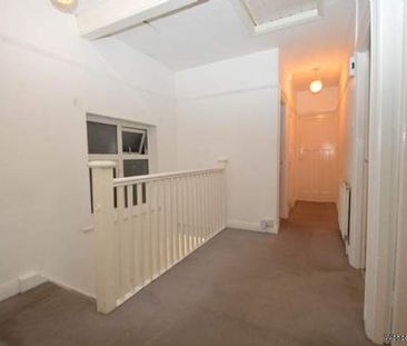 2 bedroom property to rent in Addlestone - Photo 2