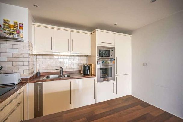 Basin Approach, Gallions Reach, E16 - Photo 1
