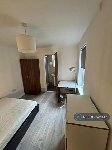 1 bedroom in a house share to rent - Photo 4