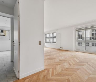 Location Appartement 5 pièces 176m² PARIS 16ème - Photo 3