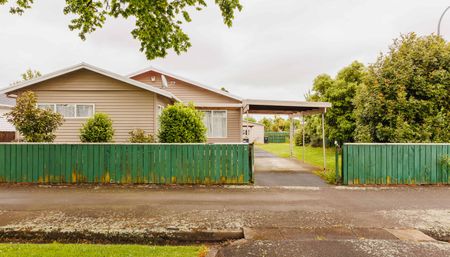 Four Bedroom Centrally Located. - Photo 4