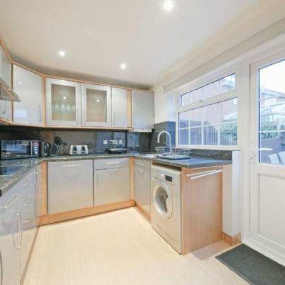 2 bedroom property to rent in Epsom - Photo 1