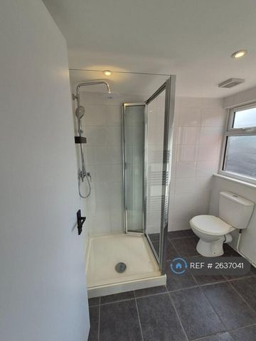 4 bedroom semi-detached house to rent - Photo 3