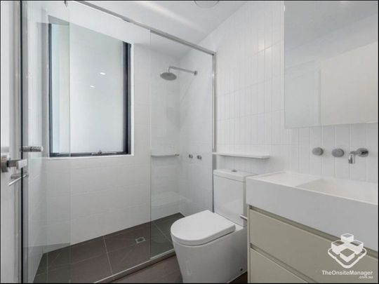 HUGE 2 BEDROOM APARTMENT WITH GREAT FLOOR PLAN CLOSE TO PARK AND TOOWONG VILLAGE - Photo 1