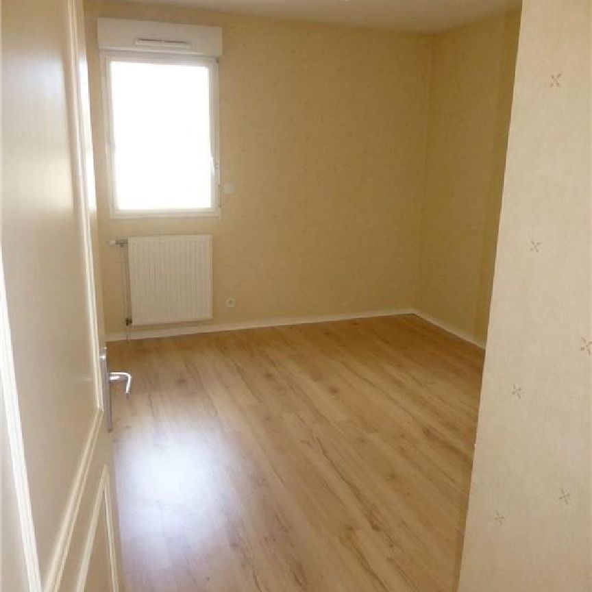 Pour visiter, appeler le 02.23.55.91.17 VITRE. Rue Savary - Proximité Centre ville, ce très b... - Photo 1