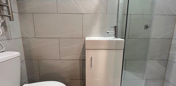 103 Raymond Crescent , GuildfordProperty for lettings - Seymours - Photo 2