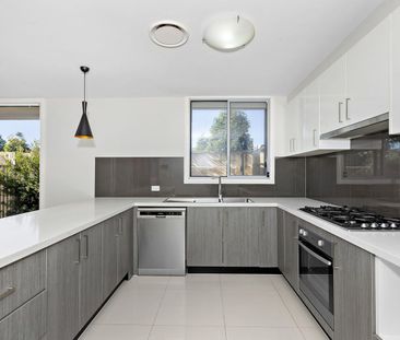 4 BEDROOM HOME - CLOSE TO EVERYTHING! - Photo 3