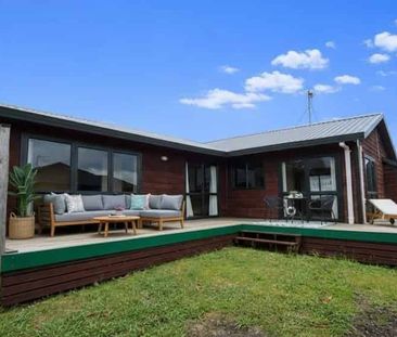 Cozy Three Bedroom Family Home - Photo 4