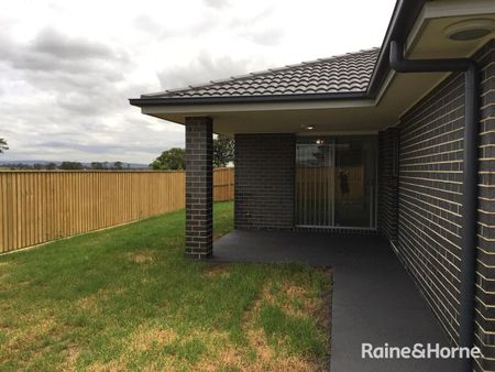 MODERN & SPACIOUS FAMILY HOME - Photo 3