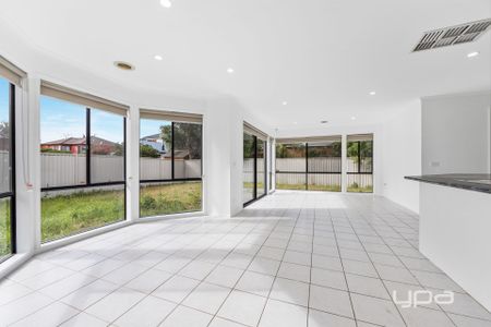 10 Holmes Way, Caroline Springs - Photo 4