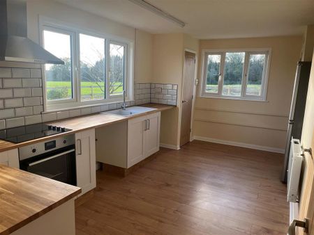 3 bedroom detached bungalow to rent - Photo 4