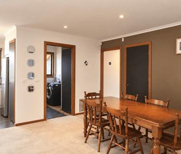 Partly Furnished, Spacious & Light-Filled Townhouse in Box Hill North - Photo 2