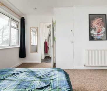 Barnfield Court - Photo 2