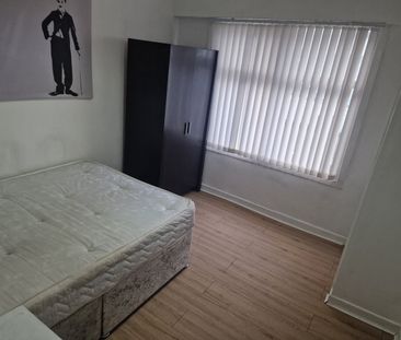 Room in a Shared House, House End Terraced, L4 - Photo 4