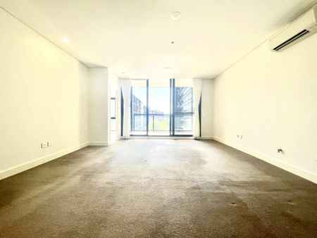 Pool & Gym | Bright | Spacious - Photo 2