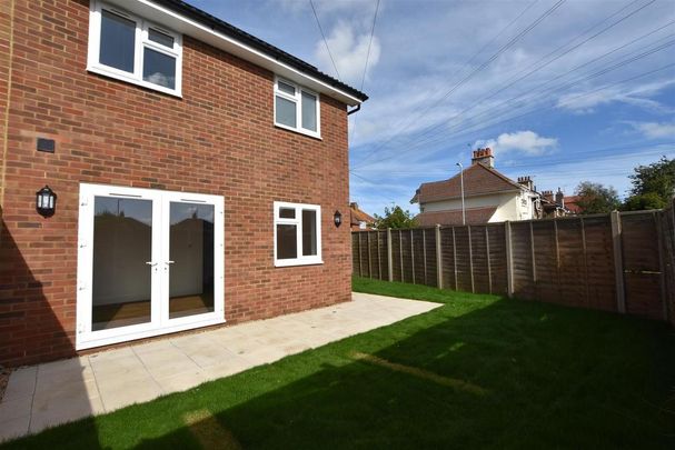 3 bedroom end of terrace house to rent - Photo 1