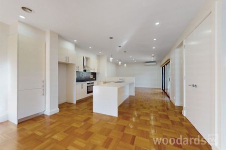 MODERN RESIDENCE WITH THREE BATHROOMS! - Photo 2