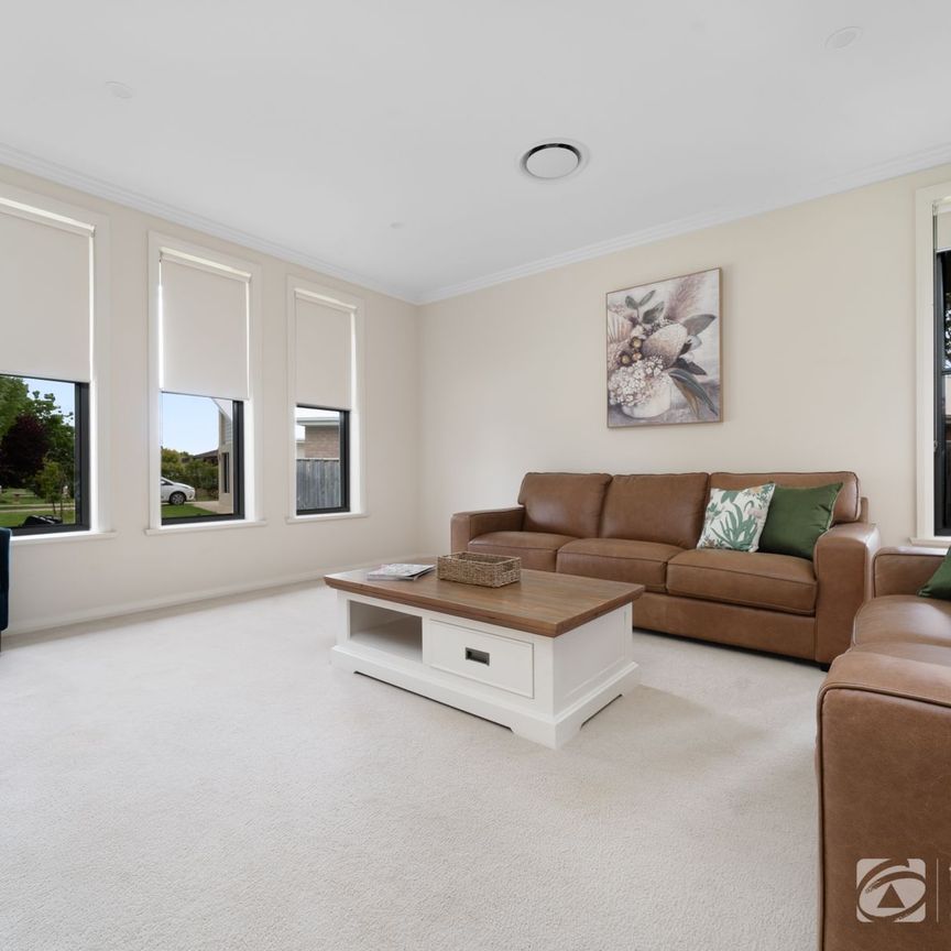 COMFORTABLE AND CLOSE TO CBD - Photo 1