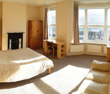 1 bedroom in a flat share to rent - Photo 3