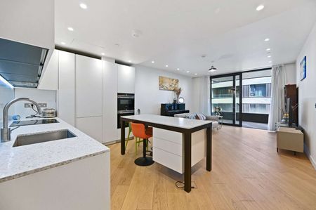 Stunning two bedroom 4th floor apartment in Wood Crescent over looking the communal gardens. - Photo 2