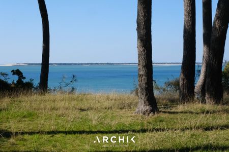 Architecture des années 80, cette maison de 280 m2 est bâtie sur un terrain arboré de 2 200 m2 en première ligne, au coeur du quartier Haïtza du Pyla avec son perré privatif et son accès direct à la plage. à l'emplacement privilégié se retrouve en retrait de la route nichée sous les pins. - Photo 2