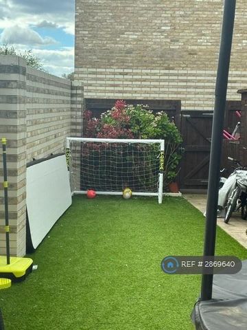 3 bedroom end of terrace house to rent - Photo 2