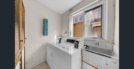 Bright, Refurbished Top-Floor Apartment Moments from the Beach - Photo 5