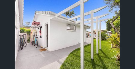 Kick back and relax in this calm, stylish space - Photo 4