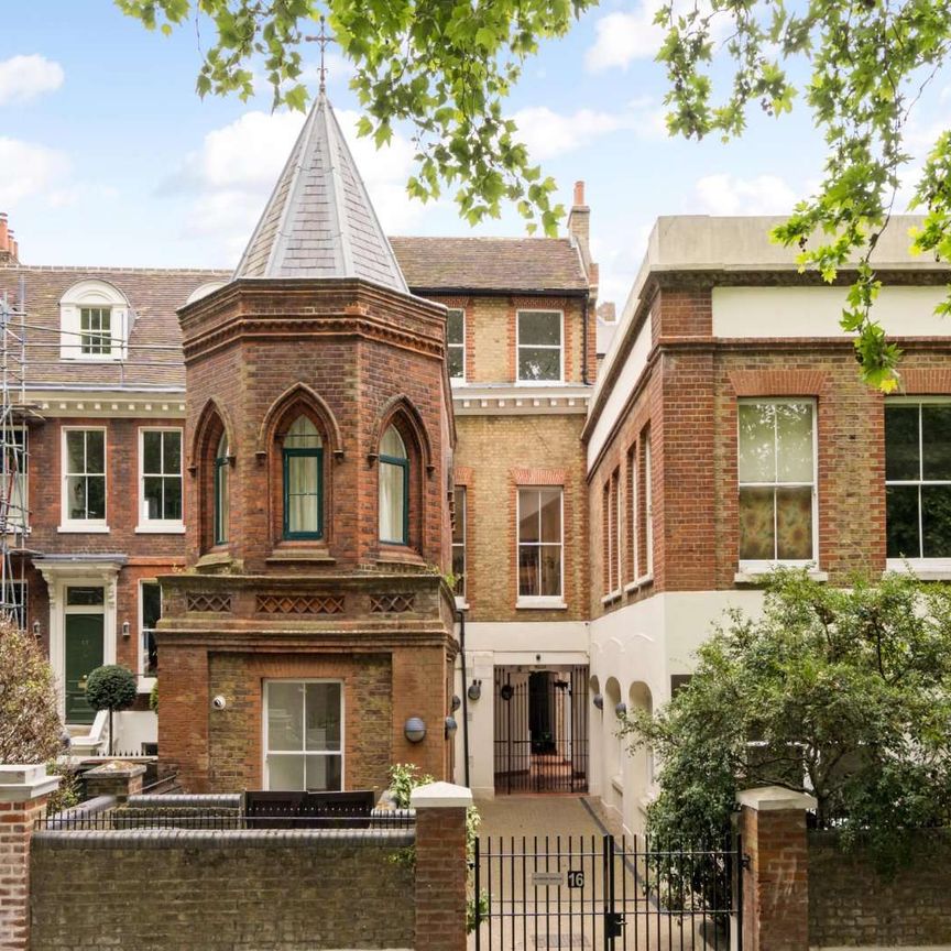 Large studio apartment with it's own entrance in an historic building. - Photo 1