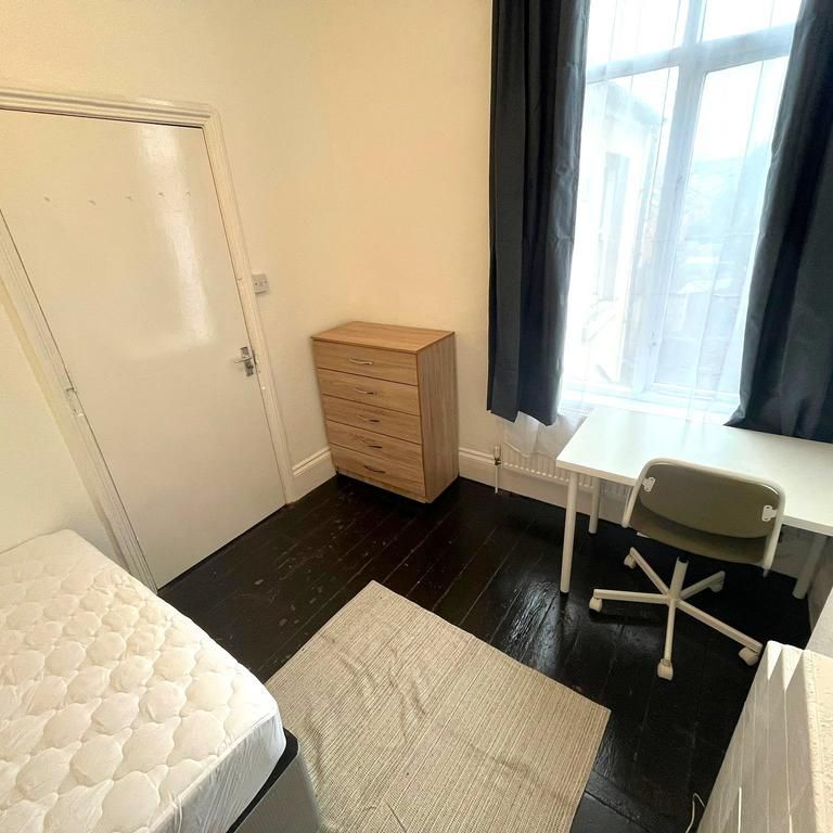 1 bedroom in a house share to rent - Photo 1