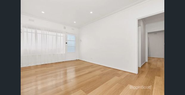 Stylish & Light-Filled 2 Bedroom Home - Photo 1