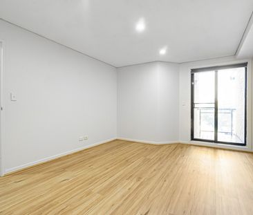 Light Filled 2 Bedroom Unit - Photo 3