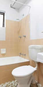 SPACIOUS UNIT IN PRIME LOCATION! - Open For Inspection On Wednesday 8th October At 4:45pm - Photo 4
