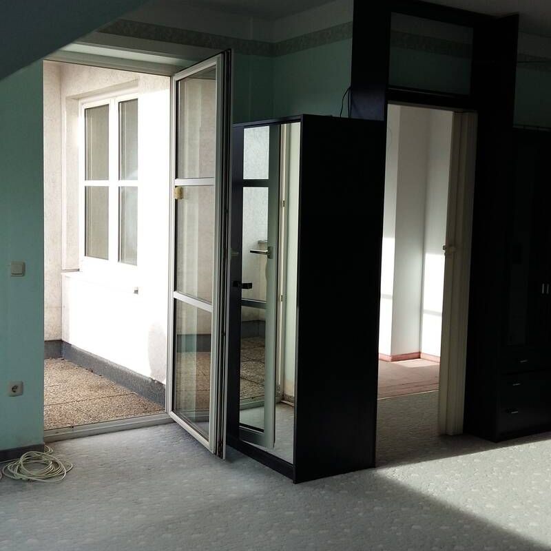 Helle 2 Zimmer Dachgeschosswohnung mit Loggia und zugehörigen Stellplatz - Foto 1