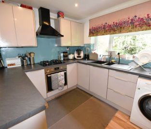 3 bedroom House in Park Edge Close, Leeds - Photo 2