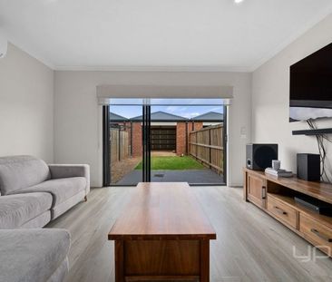 MODERN AND STYLISH TOWNHOUSE TWO BEDROOMS - Photo 3