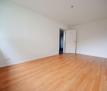 Modern apartment with large seating area - Photo 3