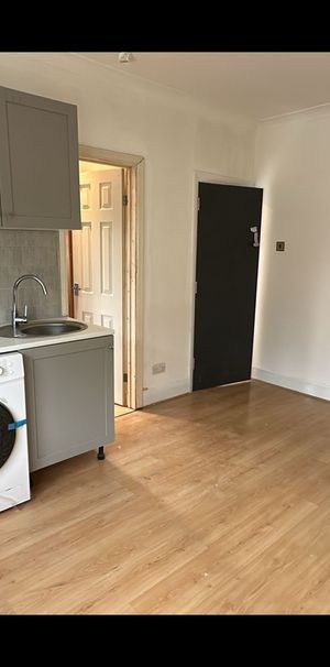 Studio Flat, North Circular Road, NW2 - Photo 1