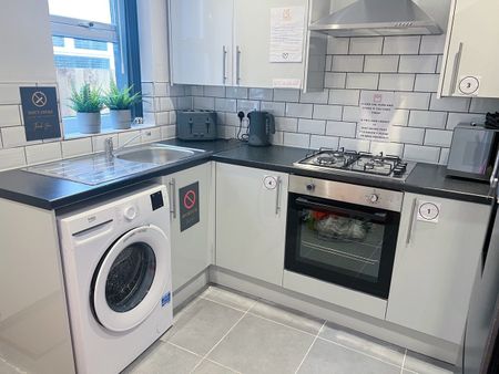 Room in a Shared House, Newcombe Street, L6 - Photo 3