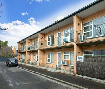 Beautifully presented 2-bedroom upstairs unit flooded in natural light - Photo 1