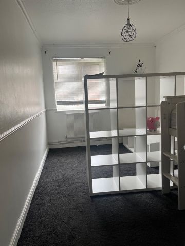 2 Bed Flat, Desborough Court, SE25 - Photo 3