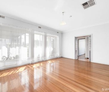 Recently refurbished three bedroom home within close proximity to Altona beach foreshore - Photo 2