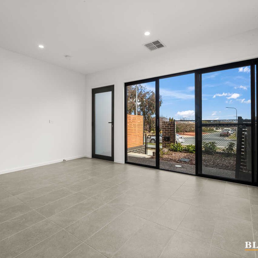Charming Two Bedroom Townhouse In Prime Location - Photo 1