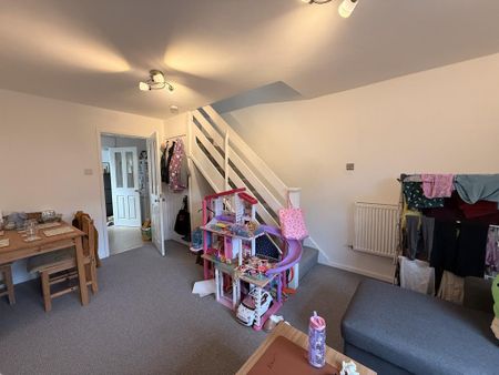 2 bedroom mews to rent - Photo 2