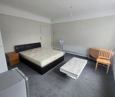 Room in a Shared Flat, High Road, N12 - Photo 1