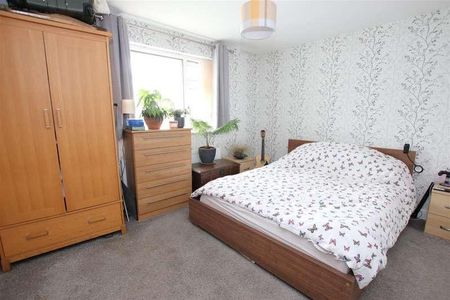 Oaklands, Idle, Bradford, BD10 - Photo 3